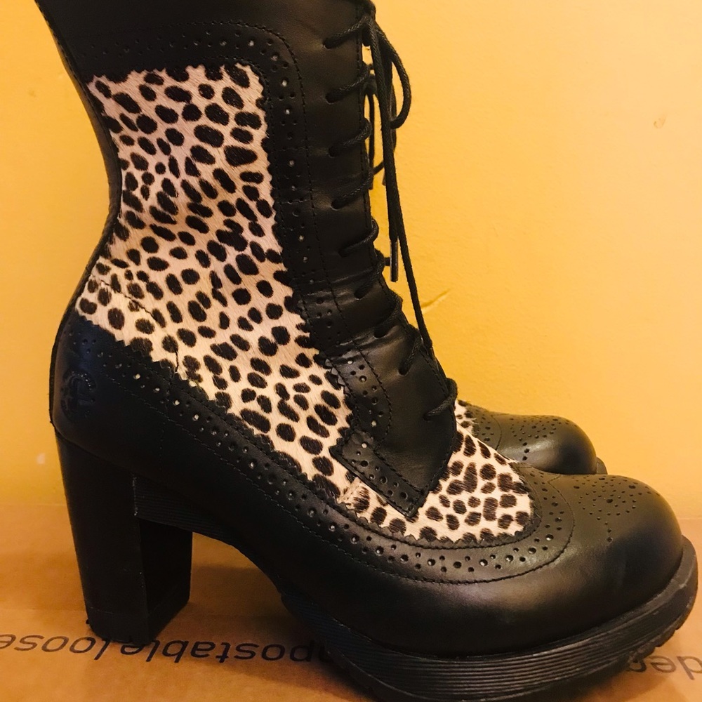 DR. MARTENS REGINA IN BLACK+WHITE TOPOS, RARE, animal print size 6 US size 4 UK